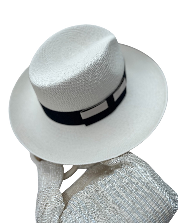 Un sombrero de Panamá realizado a mano, con la materia prima de primera calidad.